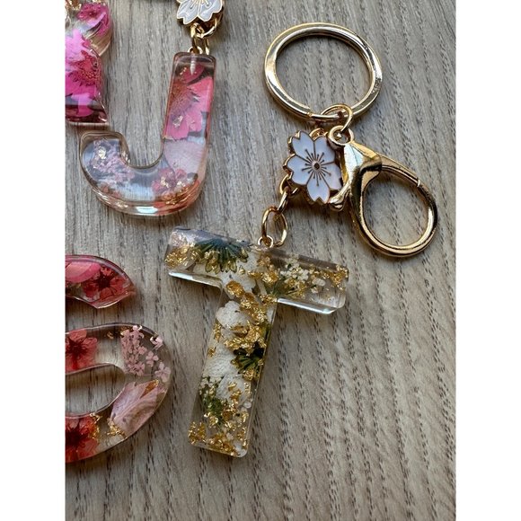Handmade Pressed Flower Resin Letter Gold Keychain - Picture 3 of 4